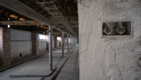 Alte-Lichtschalter-An-Einer-Schmutzigen-Wand-In-Einem-Verlassenen-Industriegebäude,-Langsamer-Handwagen-Links