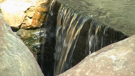 Wasser-Fließt-über-Den-Rand-Eines-Kleinen-Wasserfalls