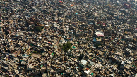 Vista-Aérea-Del-Paisaje-Urbano-Compacto-Con-Viejos-Edificios-Tradicionales-En-Rawalpindi,-Pakistán