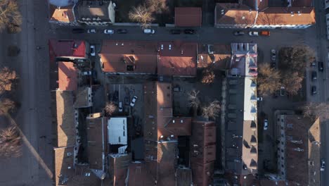 Antenne:-Draufsicht-Auf-Die-Altstadt-Von-Kaunas-Mit-Mittelalterlichen-Häusern-Mit-Roten-Dächern