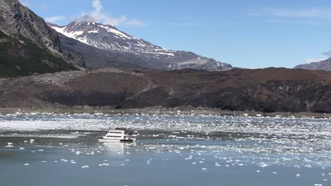 Small-boat-sailing-close-to-the-Glacier-in-Alaska
