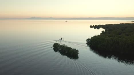 Sonnenuntergang-Auf-Der-Insel-Panglao-Mit-Einem-Fischerboot-Segelt-Aus