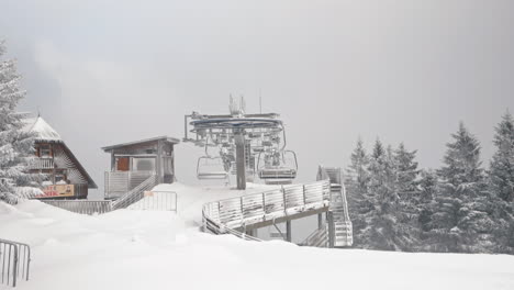Geschlossenes-Skigebiet-In-Kohutka-Mit-Schnee-Bedeckt,-Niemand-Im-Skilift