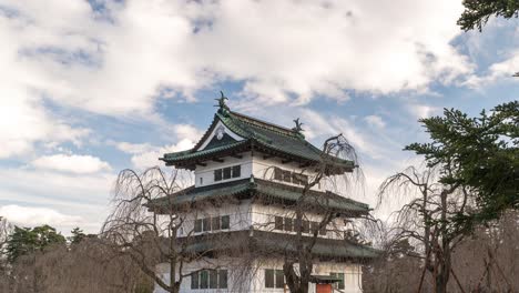 Mittlerer-Zeitraffer-Der-Berühmten-Burg-Hirosaki-Mit-Sich-Schnell-Bewegenden-Wolken