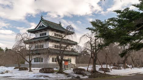 Zeitraffer-Für-Langsames-Schwenken-über-Dem-Berühmten-Japanischen-Schloss-Hirosaki-Mit-Sich-Schnell-Bewegenden-Wolken-In-Japan