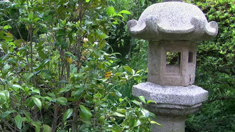 Tiro-De-Foque-Se-Mueve-A-La-Vista-De-La-Linterna-De-Piedra-En-Un-Jardín-Japonés