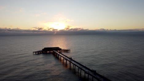 Warmer-Sonnenaufgang-Himmel-über-Deal-Pier-Kent-Sea-Skyline-Steigende-Luftaufnahme