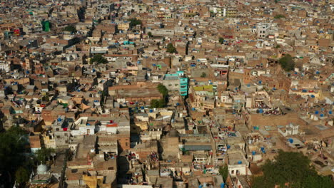 Luftaufnahme-Einer-Großen-Stadt-Mit-Kompakten-Gebäuden-Und-Strukturen-In-Der-Historischen-Stadt-Rawalpindi,-Pakistan