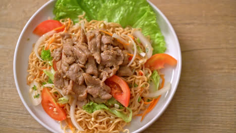 Instant-Nudel-würziger-Salat-Mit-Schweinefleisch-Auf-Weißem-Teller---Asiatischer-Essensstil