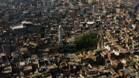 Antigua-Ciudad-Compacta-Con-Minarete-De-Mezquita-En-Rawalpindi,-Pakistán