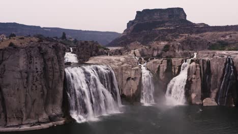 Beautiful-rock-waterfalls-of-Shoshone-Falls-Park-in-Idaho--aerial