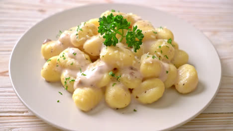 Gnocchi-Mit-Pilzrahmsauce-Und-Käse---Italienische-Küche