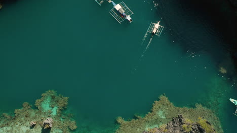 Antenne-Von-Oben-Nach-Unten-Zeigt-Auslegerboote-Auf-Matin-Loc-Island-El-Nido-Palawan-Philippinen