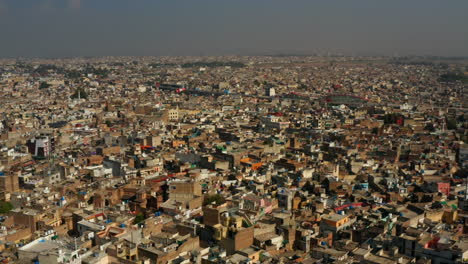 Vista-Aérea-De-Edificios-Y-Casas-En-La-Ciudad-De-Rawalpindi-En-Punjab,-Pakistán-Durante-El-Día