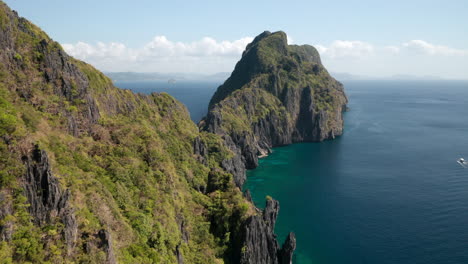 Aerial-shot-of-mountian-ridge-of-Matinloc-Island,-El-Nido,-Palawan,-Pilippines