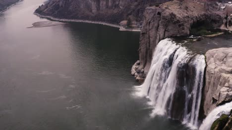 Idyllische-Landschaft-Von-Shoshone-Falls-Und-Snake-River-Canyon-In-Idaho,-Vereinigte-Staaten---Drohnenaufnahme-Aus-Der-Luft