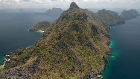 Drone-Shot-Subiendo-Por-Matinloc-Island-Una-Isla-Desierta-Cerca-De-El-Nido,-Palawan,-Filipinas