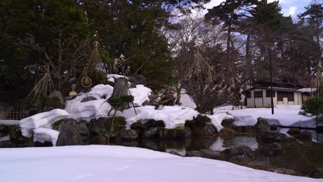 Schöner-Japanischer-Landschaftsgarten-Im-Winter-Eingeschneit