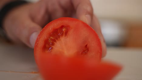 Schneiden-Sie-Frische-Tomaten-In-Zwei-Hälften,-Folgen-Sie-Dem-Messer,-Zeitlupe-Nach-Unten