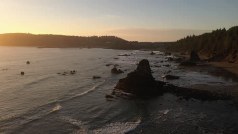 Sea-Stacks-Bei-Sonnenuntergang-In-Der-Nähe-Von-Port-Orford,-Oregon