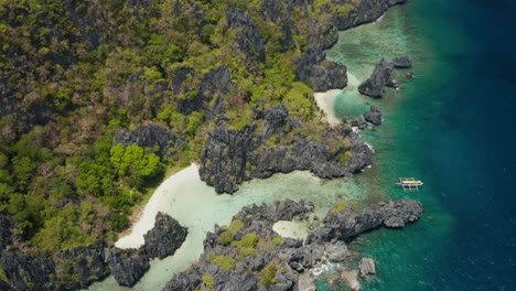 Varios-Botes-Estabilizadores-Atracaron-En-Una-Playa-Desierta-En-Un-Tour-De-Snorkel-Cerca-De-El-Nido,-Palawan,-Filipinas