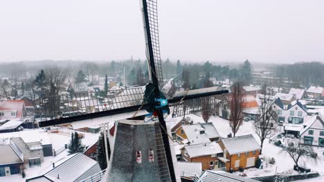 Schöne-Aussicht-Auf-Die-Holländische-Windmühle-Und-Die-Bunten-Häuser-Im-Winter---Luftaufnahme