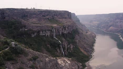 Malerischer-Wasserfall,-Der-An-Einer-Felsigen-Schluchtwand-Hinunter-Zum-Schlangenfluss-Im-Südlichen-Idaho-Stürzt