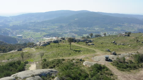 Off-Road-Fahrzeug,-Das-Auf-Dem-Portugiesischen-Berggipfel-Alto-Minho-Geparkt-Ist---Panorama-Parallaxenaufnahme-Aus-Der-Luft