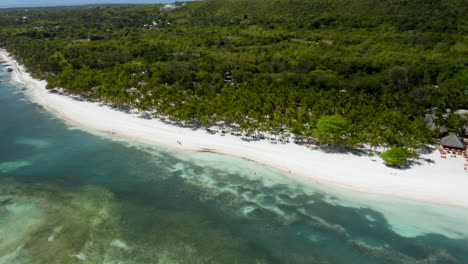 Luftschwenk-Mit-Bohol-Beach-Club-Und-Dem-Privatstrand-Auf-Der-Insel-Panglao