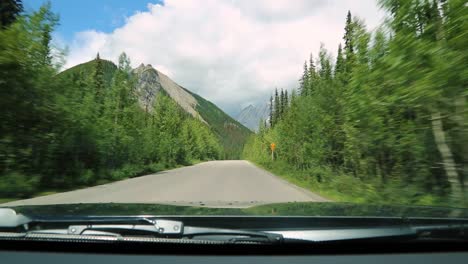 Fahrt-Auf-Einer-Malerischen-Landstraße-Mit-Herrlichem-Blick-Auf-Die-Kanadischen-Rocky-Mountains