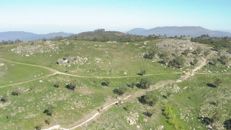 Trail-über-Einen-Steilen-Felsigen-Berg-Im-Norden-Portugals---Kamerafahrt-Aus-Der-Luft