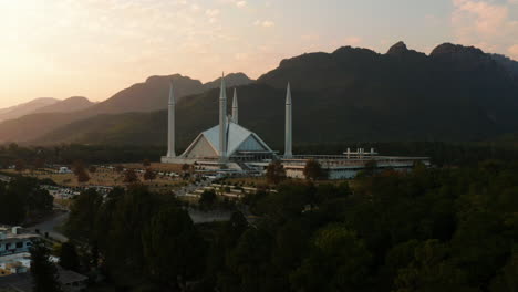 Faisal-Moschee-Bei-Sonnenuntergang---Faisal-Masjid-Mit-Margalla-Hügelkette-Im-Hintergrund-In-Pakistan