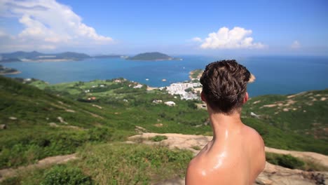 Hemdloser-Mann,-Der-Shek-O-Beach-Vom-Rücken-Des-Drachen-In-Hongkong-Bewundert