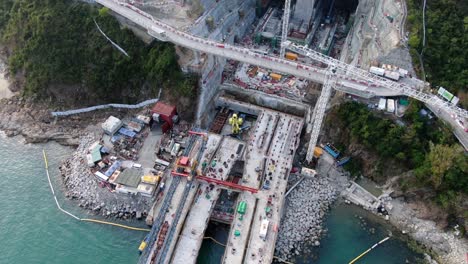 Proyecto-De-Construcción-Del-Enlace-Cruzado-De-La-Bahía-De-Hong-Kong,-Un-Puente-Doble-De-Dos-Carriles-Que-Conecta-El-Túnel-Tseung-Kwan-O-Lam-Tin-Con-La-Carretera-Wan-Po,-Vista-Aérea