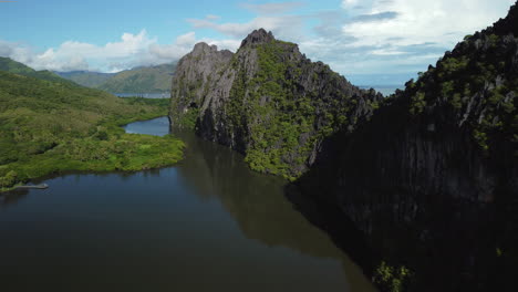 Luftaufnahme-Der-Berühmten-Lindéralique-Felsen-In-Der-Nähe-Von-Hienghene,-Neukaledonien