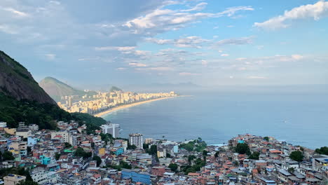 Die-Faszinierende-Stadt-Rio-De-Janeiro-In-Brasilien,-Betrachtet-Vom-Vidigal-Community-Complex-Slam