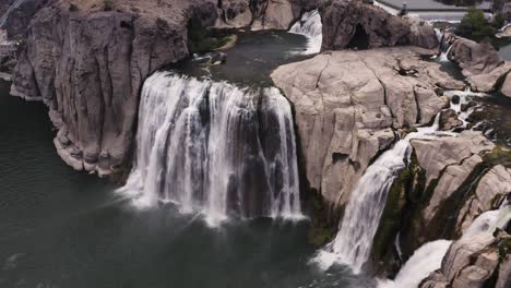Hermosas-Cataratas-Shoshone-En-El-Río-Snake-Entre-Jerome-Y-Twin-Falls-Durante-El-Día-En-Idaho,-EE.UU.
