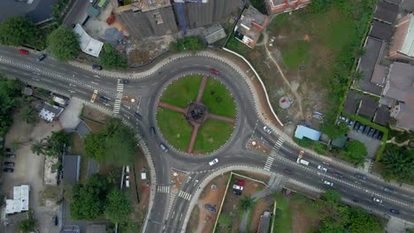 Vista-Aérea-De-La-Calle-De-La-Lujosa-Carretera-De-Circunvalación-Ikoyi-En-Lagos,-Nigeria
