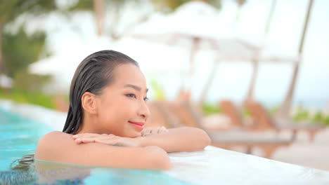 Profil-Einer-Jungen-Glücklichen-Asiatischen-Frau-Mit-Nassen-Haaren-In-Einem-Swimmingpool-An-Tropischer-Lage,-Nahaufnahme-Im-Vollformat