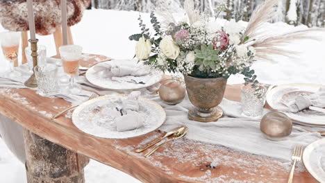 Dekorierter-Tisch-Für-Eine-Luxuriöse-Hochzeit,-Die-Draußen-Im-Verschneiten-Winterwald-Angeordnet-Ist