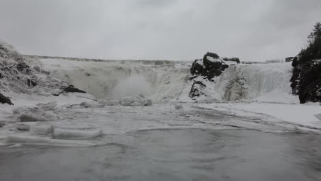 Eisiger-Fluss-Mit-Wasserfällen-Im-Winter-Im-Chaudiere-Falls-Park-In-Levis,-Quebec-City,-Kanada