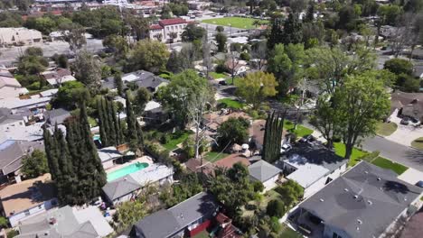 Aerial-forward-over-residential-neighborhood-of-Van-Nuys-city,-Los-Angeles