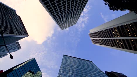 Blick-Auf-Moderne-Hochhäuser-Und-Den-Himmel-In-Der-Innenstadt-Von-Hongkong