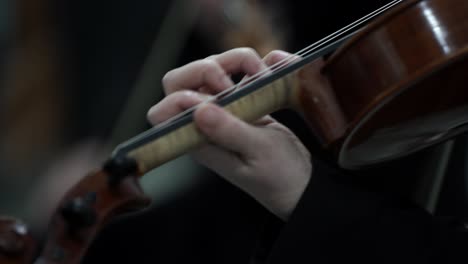 Músico-De-Violín-Tocando-Música-Clásica,-Instrumento-De-Práctica-De-Primer-Plano