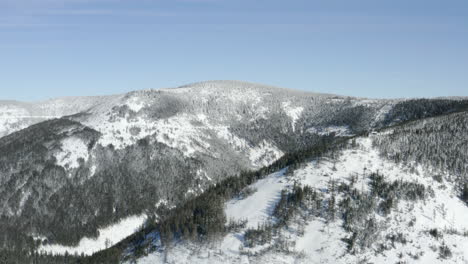 Snowcapped-crest-of-Jeseniky-mountains,Czechia,on-a-sunny-winter-day