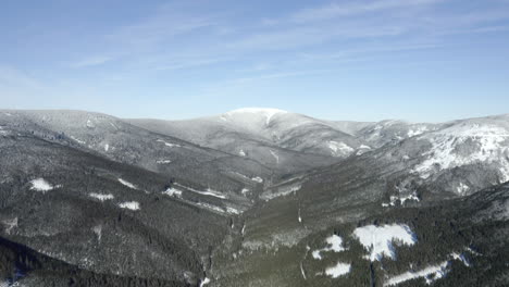 Valle-De-La-Montaña-Jeseniky-En-Chequia,bosques-Bajo-La-Nieve-En-Invierno