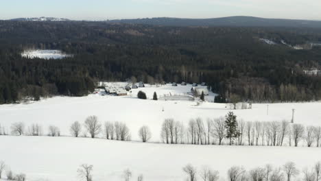 Luftaufnahme-Des-Winterlagers-Mit-Hütten-In-Der-Winterberglandschaft,-Reiseziel-Tschechische-Republik
