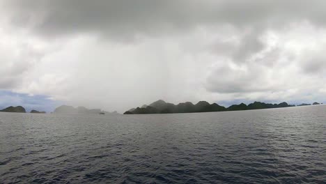 Entfernte-Abgelegene-Tropische-Insel-In-Einem-Regensturm