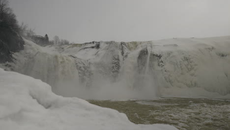 Flujo-Furioso-De-Arroyos-En-El-Río-Congelado-Durante-El-Invierno-En-Quebec,-Canadá