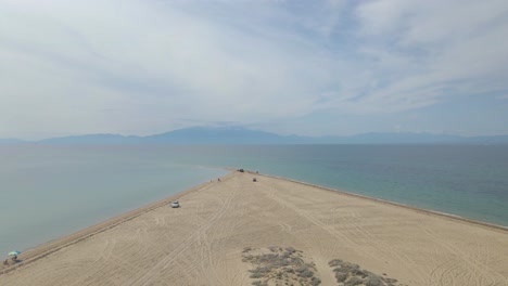 4k-Startclip-über-Einer-Halbinsel-Am-Tropischen-Strand-Von-Epanomi,-Chalkidiki,-Griechenland